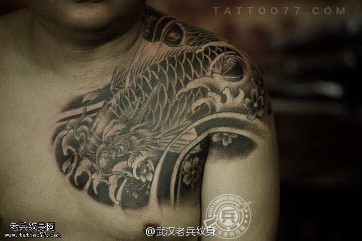 胸口黑灰鳌鱼纹身作品遮盖色斑