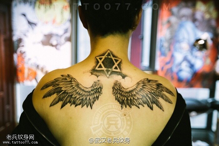 肩背天使翅膀纹身作品由武汉纹身师兵哥制作