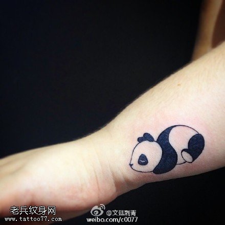 呆萌的熊猫宝宝纹身图案