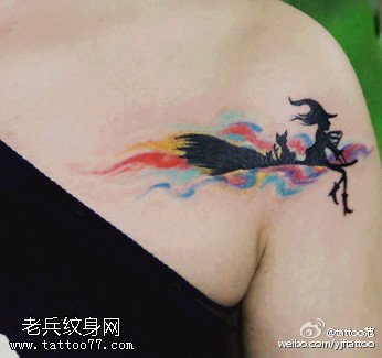 肩部彩色的恶魔纹身图案