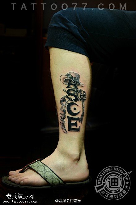 脚踝英文字母纹身作品由武汉纹身店制作