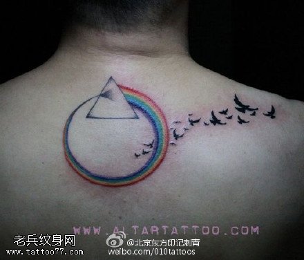 自由的鸟儿飞向彩虹纹身图案