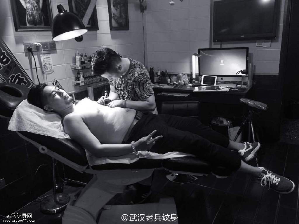 武汉老兵纹身店首席纹身师胸口纹身图案制作过程