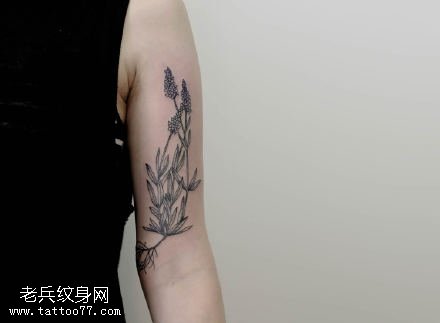 手臂上逼真的花束纹身图案