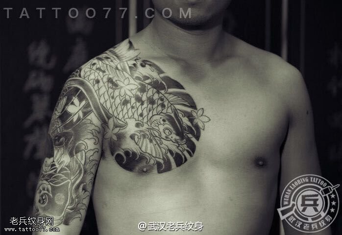 传统半胛鲤鱼纹身作品由武汉专业纹身店制作