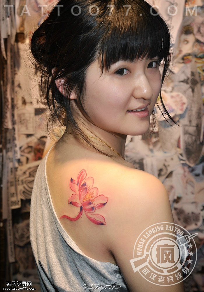 武汉美女肩背粉色莲花纹身作品