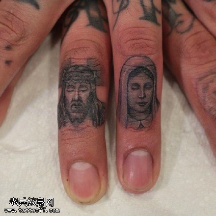 手指上的古代人物肖像纹身图案