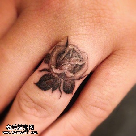 手指上玫瑰花戒指纹身图案
