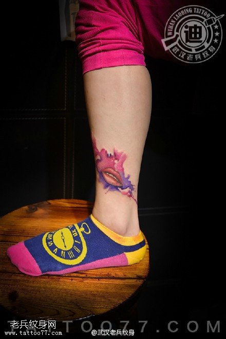小腿泼墨唇印纹身作品由武汉专业纹身店制作