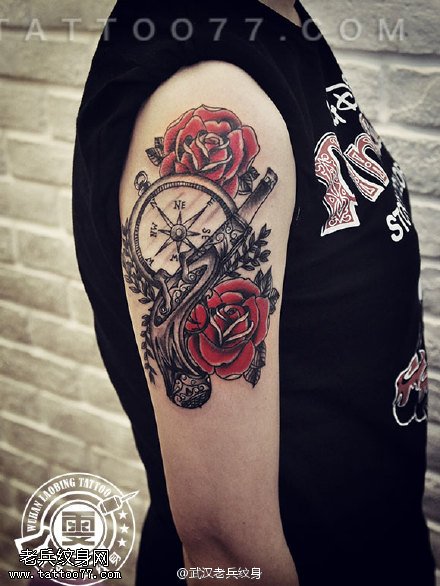 武汉女纹身师打造的大臂玫瑰花指南针纹身作品