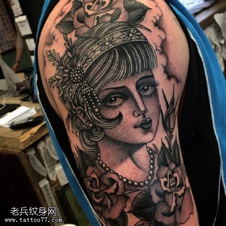 欧美风漂亮的美女与玫瑰纹身图案