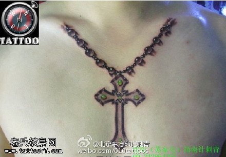 脖子上逼真的十字架项链纹身图案