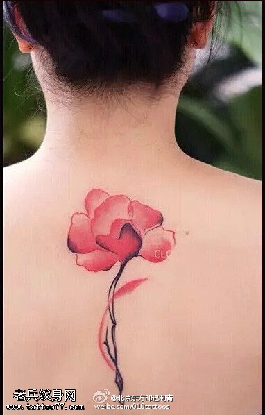 彩绘漂亮的红色小花纹身图案