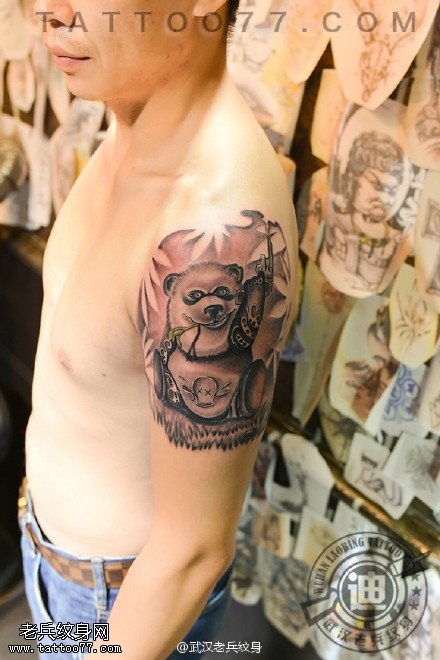 手臂可爱熊猫纹身作品