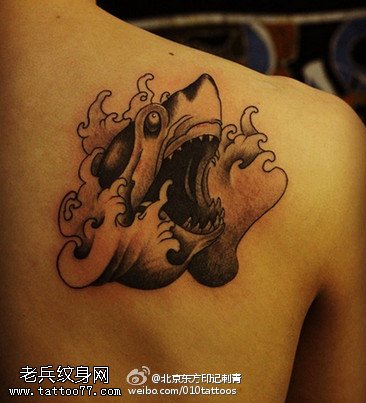 海浪里的大鲨鱼纹身图案