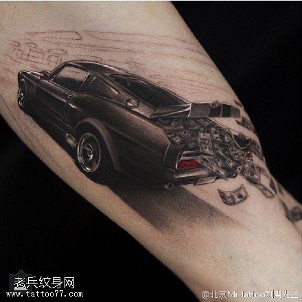 逼真的小汽车纹身图案