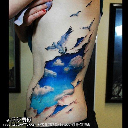 逼真的3D蓝天海鸥纹身图案