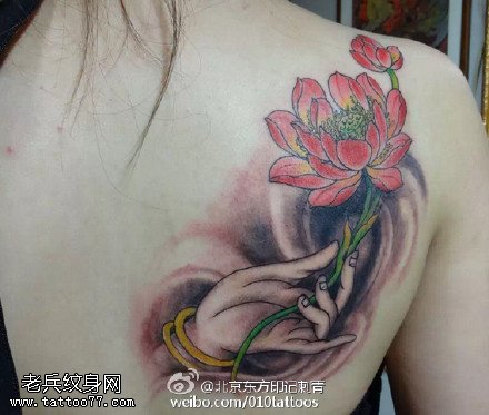清新精致手持莲花纹身图案