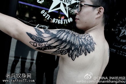 肩膀经典的大翅膀纹身图案