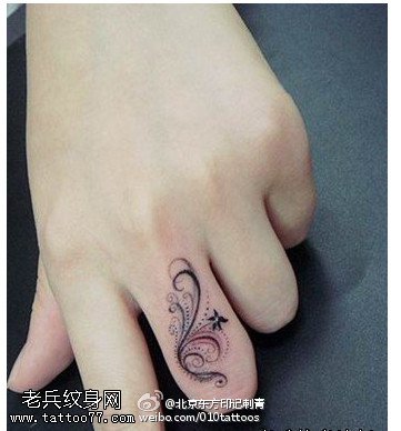 手指上小巧精致的戒指纹身图案