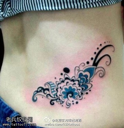 腰部清新的梵花纹身图案
