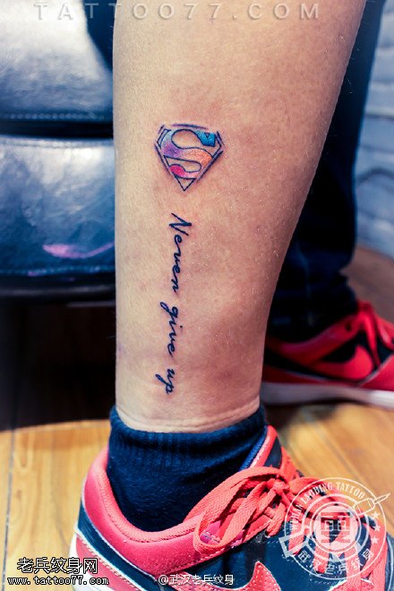 脚踝彩色超人标志字母纹身作品