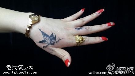虎口处精致的蝴蝶纹身图案