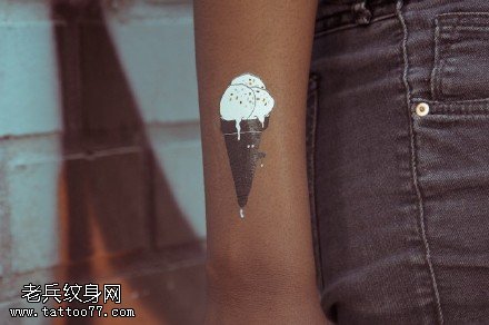 清新的冰激凌纹身图案