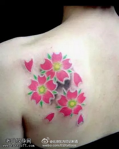 彩绘鲜艳的樱花纹身图案
