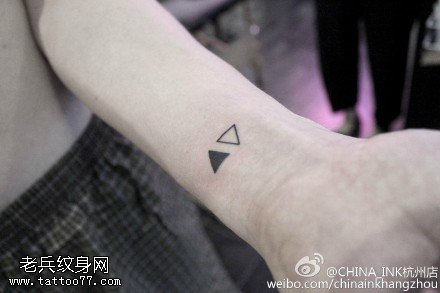经典黑白三角形纹身图案