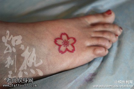 脚上漂亮的樱花纹身图案