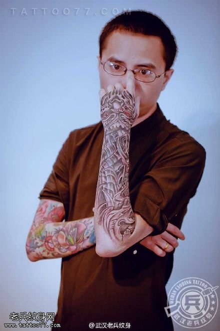 为四川小伙打造的手臂欧美小花臂纹身作品写真
