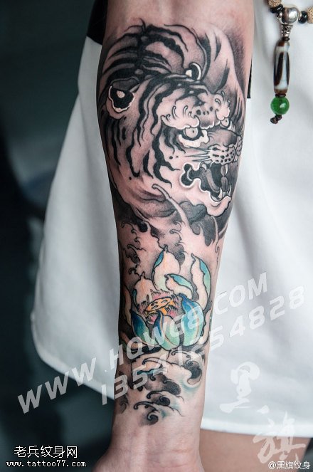 经典老虎莲花纹身图案