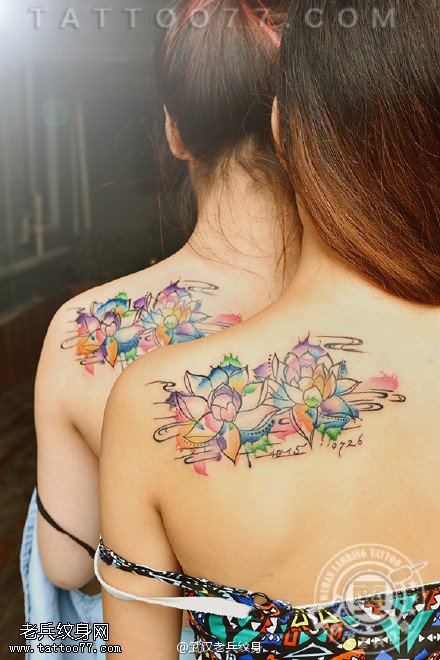为一对好闺蜜打造的肩膀水墨莲花纹身作品