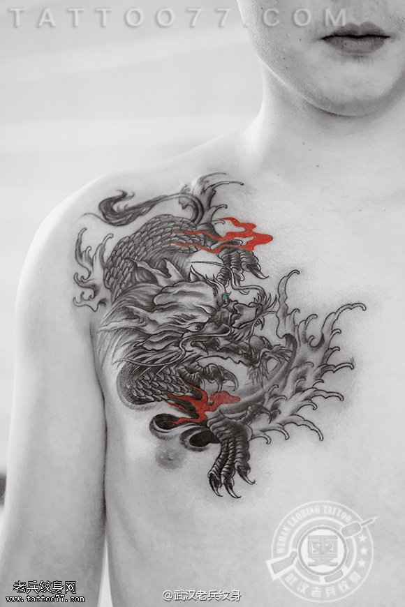 武汉女纹身师打造的胸口麒麟纹身作品