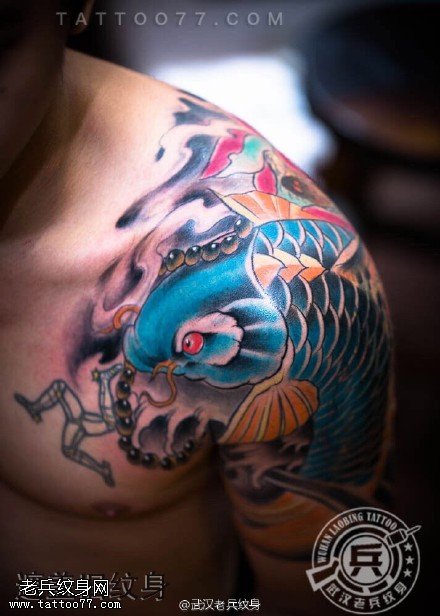 披肩莲花鲤鱼纹身作品