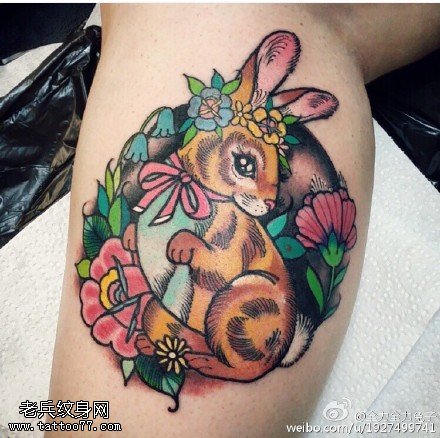 优美彩绘小花兔子纹身图案