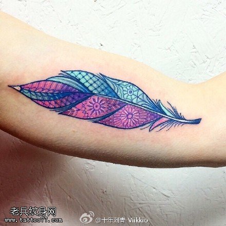 经典彩绘羽毛纹身图案