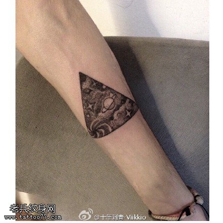 经典的三角星空纹身图案