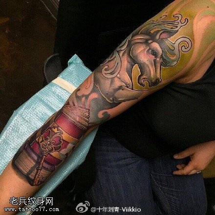 胳膊上的骏马纹身图案