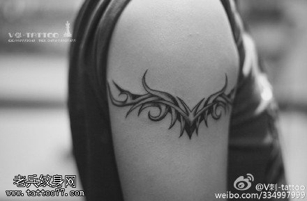 经典时尚的臂环纹身图案