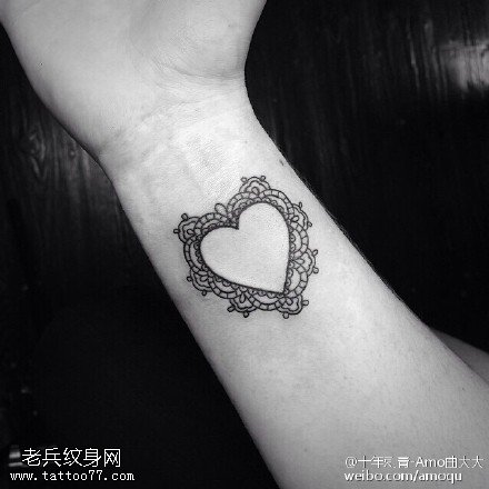 经典花边心纹身图案
