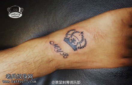 脚上的皇冠纹身图案