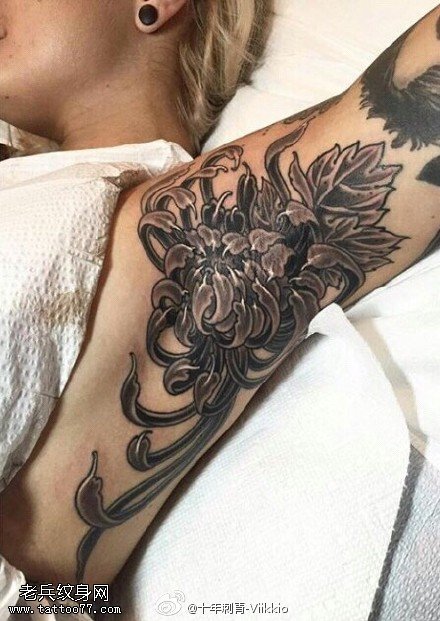 经典部位的大菊花纹身图案