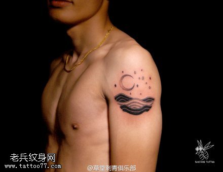 经典的月亮星辰纹身图案