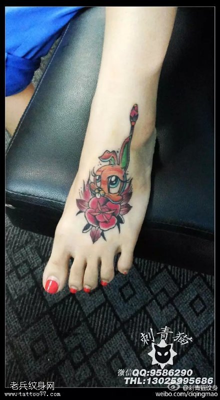 脚上的玫瑰花小兔子纹身图案
