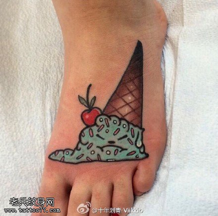 脚面上清爽的冰激凌纹身图案