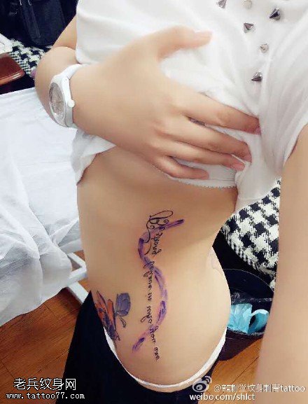 经典彩绘小蛇英文纹身图案