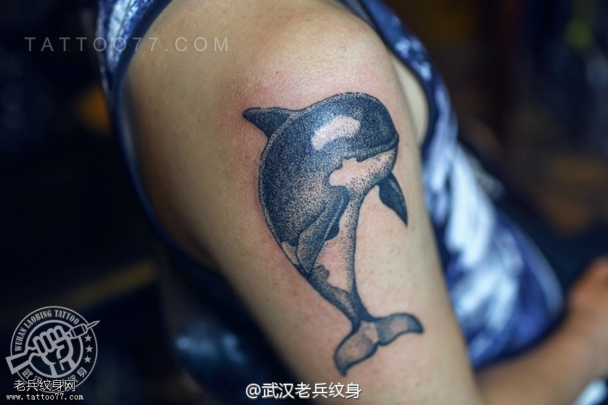 大臂点刺海豚纹身作品