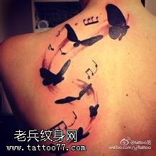 肩膀经典音符蝴蝶纹身图案